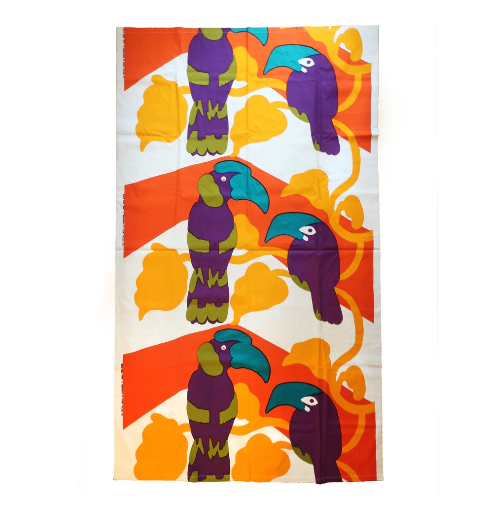 Got a great piece of Maija Isola's classic 'Pepe' design for Marimekko from 1972 up on the site now

#maijaisola #marimekko #vintagemarimekko #marimekkofabric #danishmodern #scandinavianmodern #midcenturymodern #midcentury #vintageprints #vintage #MCM  #interiordesign