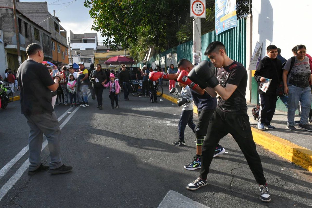 Alc_Iztapalapa's tweet photo. El programa #CasaXCasa continuó esta tarde en las colonias #RealDelMoral y #OrtizTirado acercando a l@s vecin@s el #FestivalDeLasUtopías, donde pudieron disfrutar de talleres de manualidades, ludoteca, inscripciones para la escuela de cine y fotografía, y entretenimiento en vivo. https://t.co/RvrCTQH281