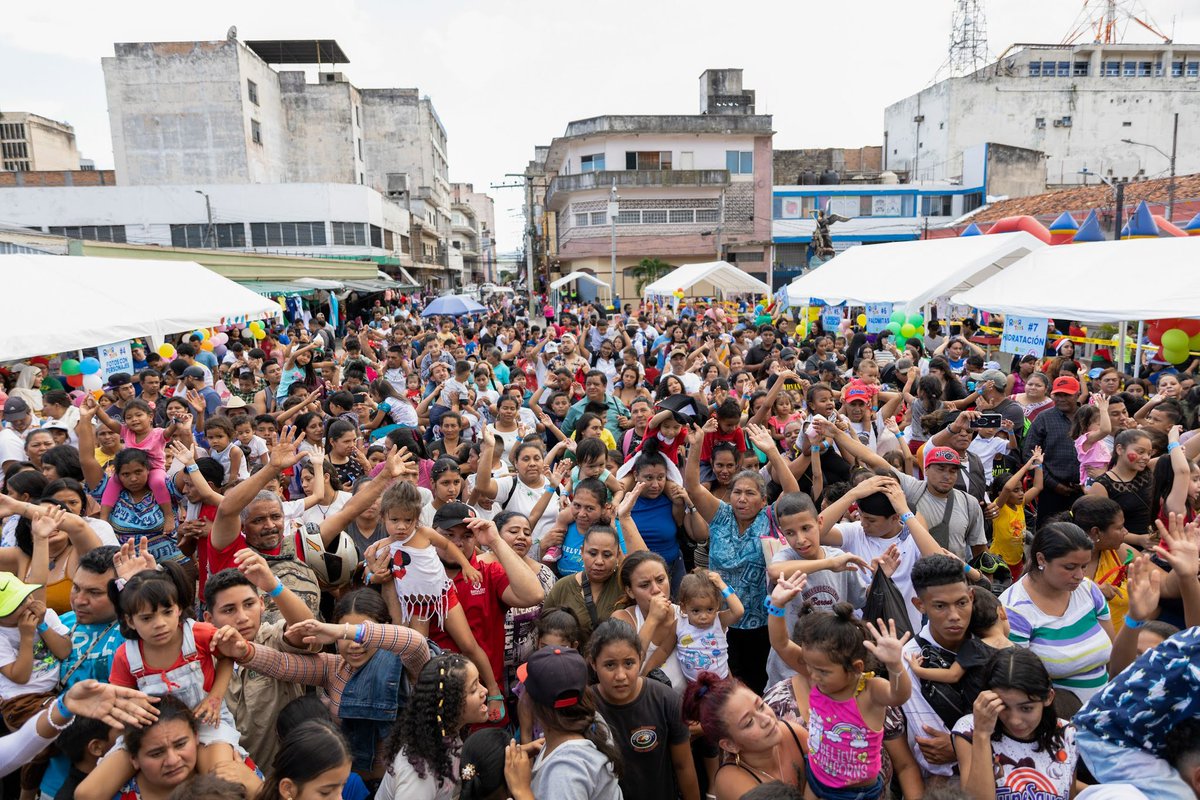 DanteGebelOk's tweet photo. ¡CONTINUA RIVER TOYS IN THE WORLD, AHORA EN HONDURAS!
En una inversión sin precedentes y para estas fiestas, vamos a completar UN MILLON de juguetes de regalo en Colombia, México, Panamá, Argentina, Los Angeles, Cuba, Uganda, Venezuela y Honduras. Y esto es River en HONDURAS, en "El Mercado Los Dolores" en Tegucigalpa, junto al equipo de “Arboles de Justicia”. La mayoría de estos niños viven en situación de calle y algunos de ellos forman parte de los mercados donde realizan ventas ambulantes en la zona. Esto es Iglesia ¿acaso existe otra manera? SOMOS RIVER.