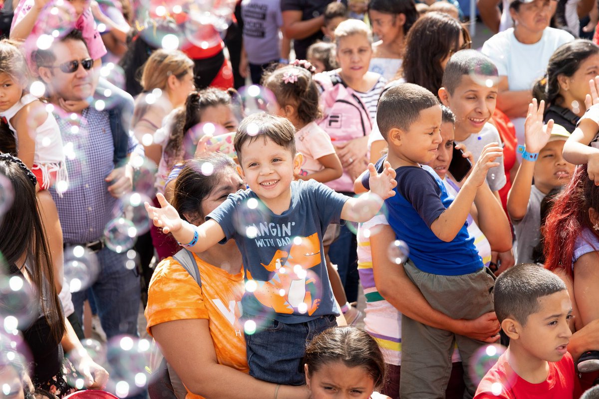 DanteGebelOk's tweet photo. ¡CONTINUA RIVER TOYS IN THE WORLD, AHORA EN HONDURAS!
En una inversión sin precedentes y para estas fiestas, vamos a completar UN MILLON de juguetes de regalo en Colombia, México, Panamá, Argentina, Los Angeles, Cuba, Uganda, Venezuela y Honduras. Y esto es River en HONDURAS, en "El Mercado Los Dolores" en Tegucigalpa, junto al equipo de “Arboles de Justicia”. La mayoría de estos niños viven en situación de calle y algunos de ellos forman parte de los mercados donde realizan ventas ambulantes en la zona. Esto es Iglesia ¿acaso existe otra manera? SOMOS RIVER.