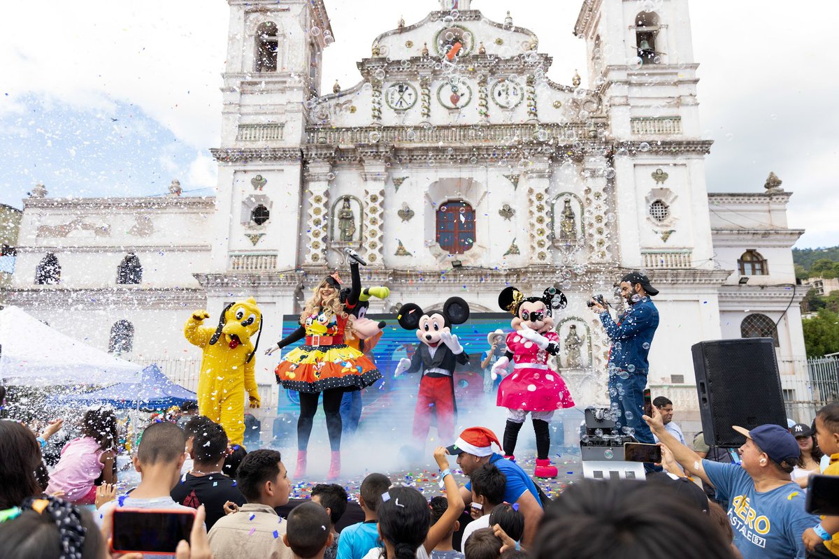 DanteGebelOk's tweet photo. ¡CONTINUA RIVER TOYS IN THE WORLD, AHORA EN HONDURAS!
En una inversión sin precedentes y para estas fiestas, vamos a completar UN MILLON de juguetes de regalo en Colombia, México, Panamá, Argentina, Los Angeles, Cuba, Uganda, Venezuela y Honduras. Y esto es River en HONDURAS, en "El Mercado Los Dolores" en Tegucigalpa, junto al equipo de “Arboles de Justicia”. La mayoría de estos niños viven en situación de calle y algunos de ellos forman parte de los mercados donde realizan ventas ambulantes en la zona. Esto es Iglesia ¿acaso existe otra manera? SOMOS RIVER.