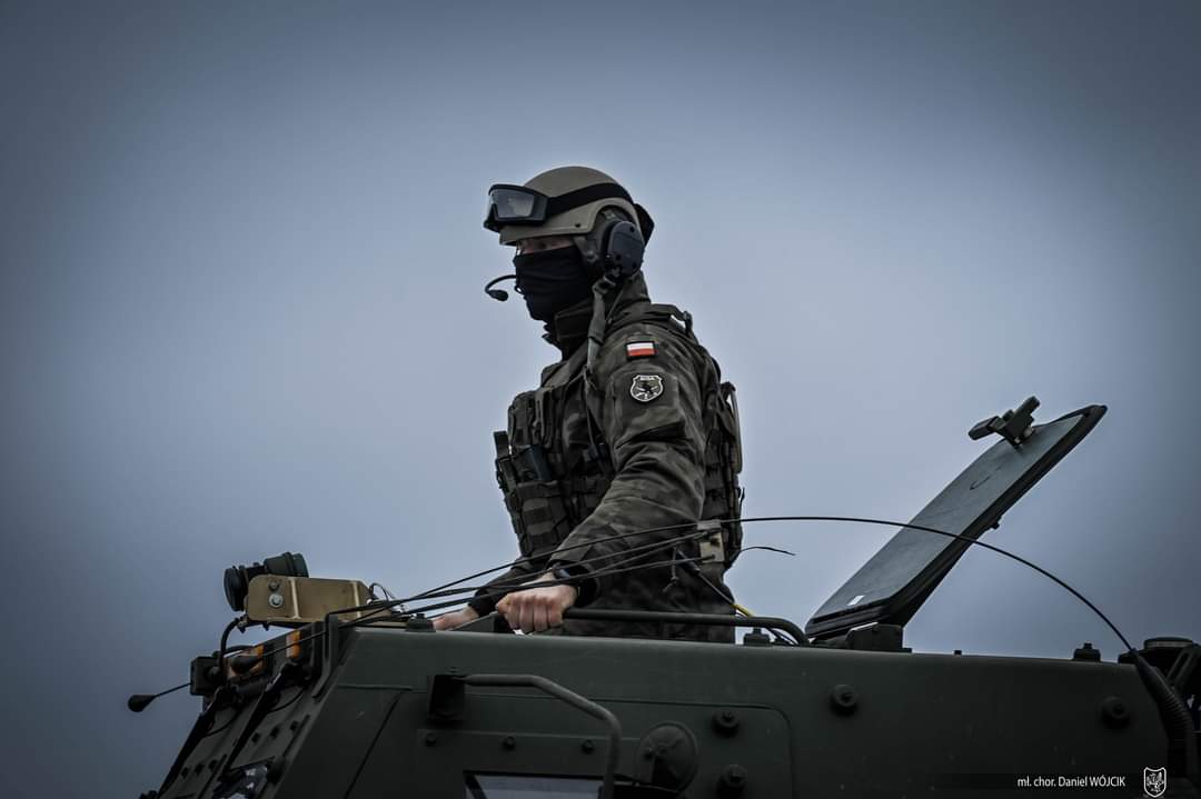 16Dywizja's tweet photo. 🔥🛡️🌟 Niech płonie duma! Nasi żołnierze rozpalają #Toruń podczas ćwiczenia #MARS23 do czerwoności! 🔥🛡️🌟 Stała praca nad doskonaleniem i utrwalaniem umiejętności artylerii prowadzi nas prosto do doskonałości💪🎯 Razem tworzymy niezwyciężoną drużynę gotową na wszelkie wyzwania https://t.co/KhTnxFPBkp