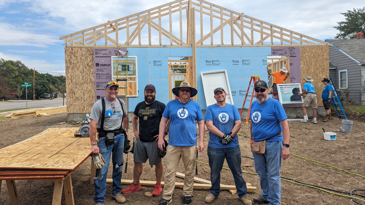 LifeAtNetApp's tweet image. Celebrating a milestone! @netapp volunteers helped Habitat for Humanity build its 100th house with the Wichita ‘Rock the Block ’project, a revitalization neighborhood that will provide homes for 156 adults and 267 children.

#NetAppServes #LifeatNetApp #WeAreNetApp
