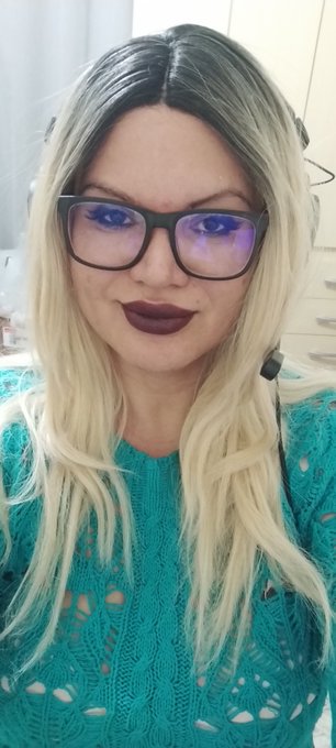 Quero agradecer o carinho de voc&ecirc;s e lembrar que tem enquete l&aacute; no canal do YT participem!! ✌️ #selfie<a href="/tag/selfie"class="tags"><span>#selfie</span></a><a href="/tag/gamergirl"class="tags"><span>#gamergirl</span></a><a href="/tag/retrogamer"class="tags"><span>#retrogamer</span></a><a href="/tag/streamer"class="tags"><span>#streamer</span></a>