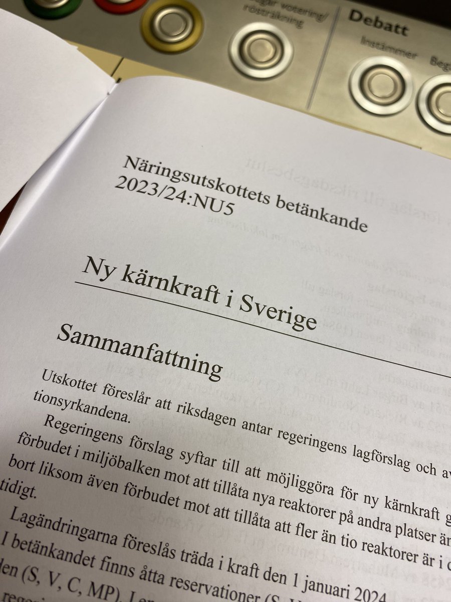 Applåder i kammaren när regeringens första steg mot ny kärnkraft röstas igenom i riksdagen! 👏👏👏