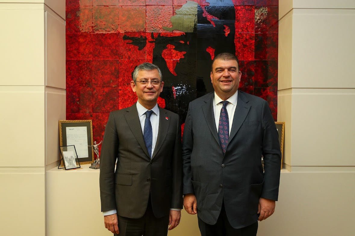ismaillyetiskin's tweet photo. CHP Genel Başkanımız Sayın @eczozgurozel’i Genel Merkezimizde ziyaret ettik. Sosyal demokrat bir yönetim anlayışı ile halkımızla birlikte yönettiğimiz Seferihisar’daki 5 yıllık hizmetlerimizi anlattık. 
Daha güzel bir Seferihisar için çalışmaya devam edeceğiz. https://t.co/pp0XijGhAa