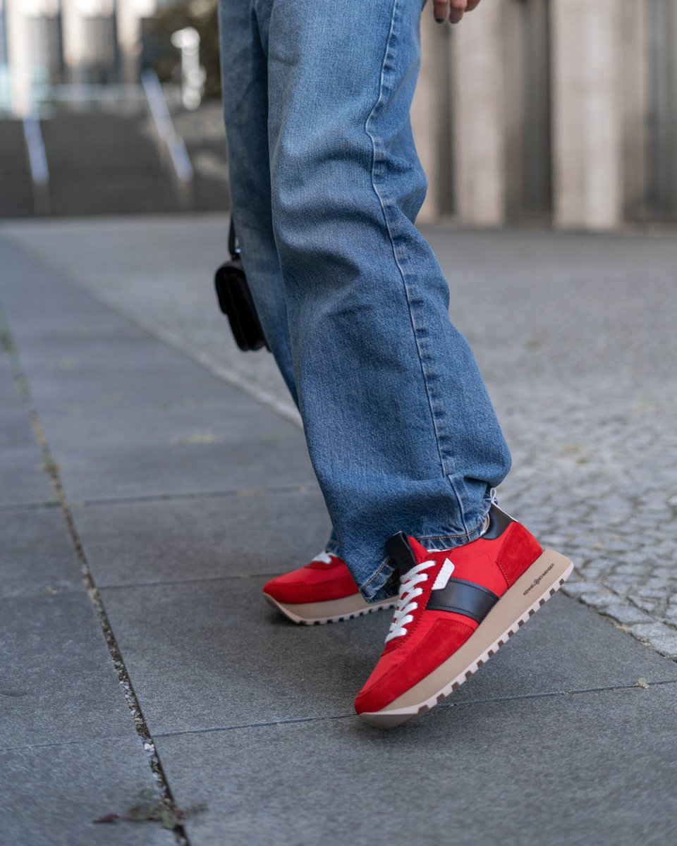 red TONIC sneakers. fall/winter season is here. 

#kennelundschmenger #wecare #sustainable #fallwinter #autumnstyle #jeans #denim #redshoes #germanbrand #premiumsneakers