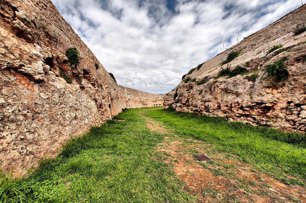 📍 Fort Marlborough

🏰 Este fuerte británico del siglo XVIII situado en #Menorca es un impresionante testimonio histórico repleto de pasadizos subterráneos, fosos y mucho más. Visítalo y conoce su gran importancia en la historia militar de la isla.