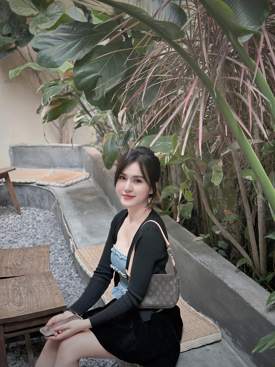 bobshimmler's tweet photo. Em chẳng cần gì cap hay vì...
Chỉ cần nhìn thôi là đã say📷📷📷 https://t.co/G6NzwuxETh