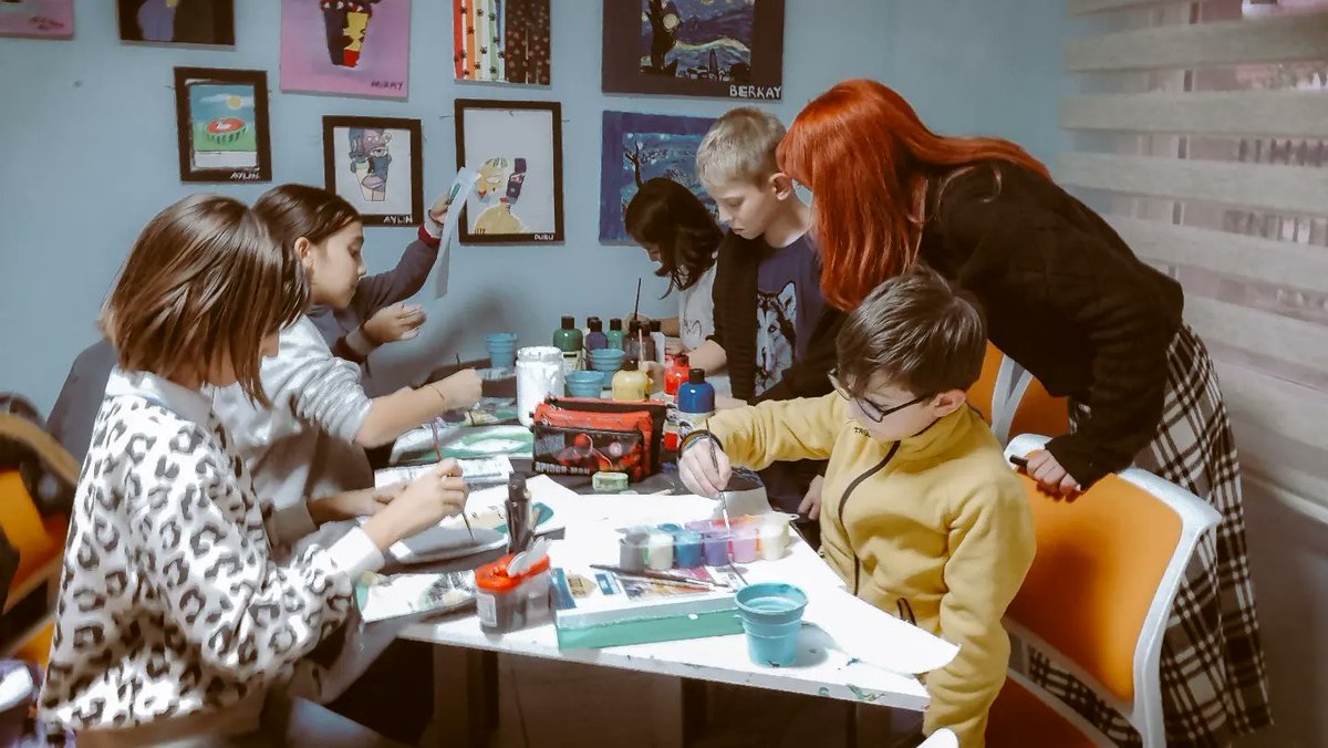 Her yağmur yağdığında aklımıza Van Gogh ve Monet geliyor. Kağıtlarımız ve boyalarımız yağmura adeta eşlik ediyor. 😌🎨

#ResimAtölyesi
