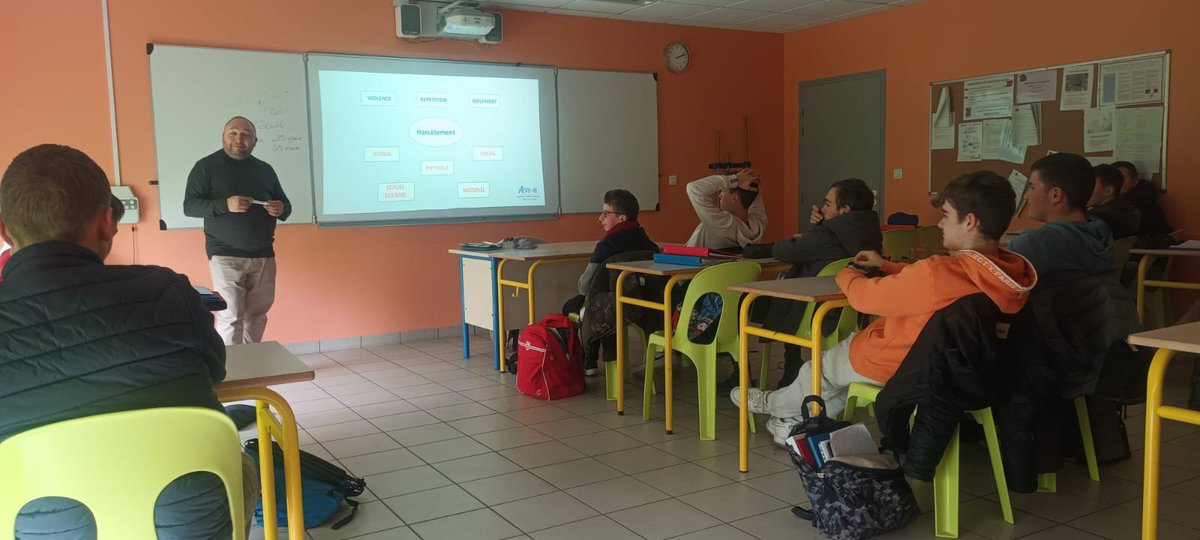 Après les jeunes de #3eme en septembre, c’est au tour des #2nde #bacpro #agroéquipement , d’avoir l’intervention de M. LAURENDEAU de l’association @acvs49 sur le harcèlement scolaire. #mfr #cfa #chemilleenanjou #mfrcfachemillé ! 👍