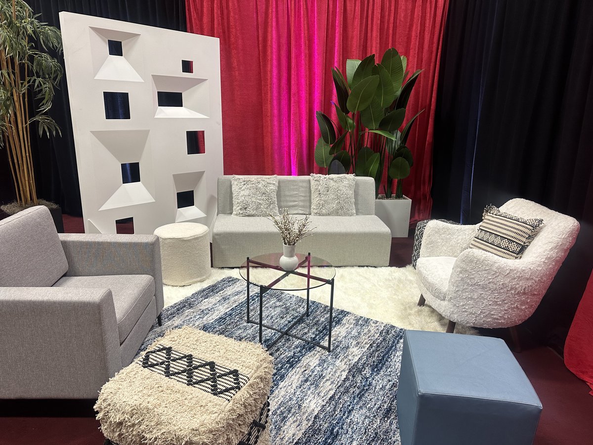 From fall's embrace to winter's enchantment, learn the art of seasonal transition with CORT Events! 🍂✨ Our guide introduces vibrant seating choices, the importance of backdrops, and blending in the autumn palette: cortevents.com/blog/fall-them…