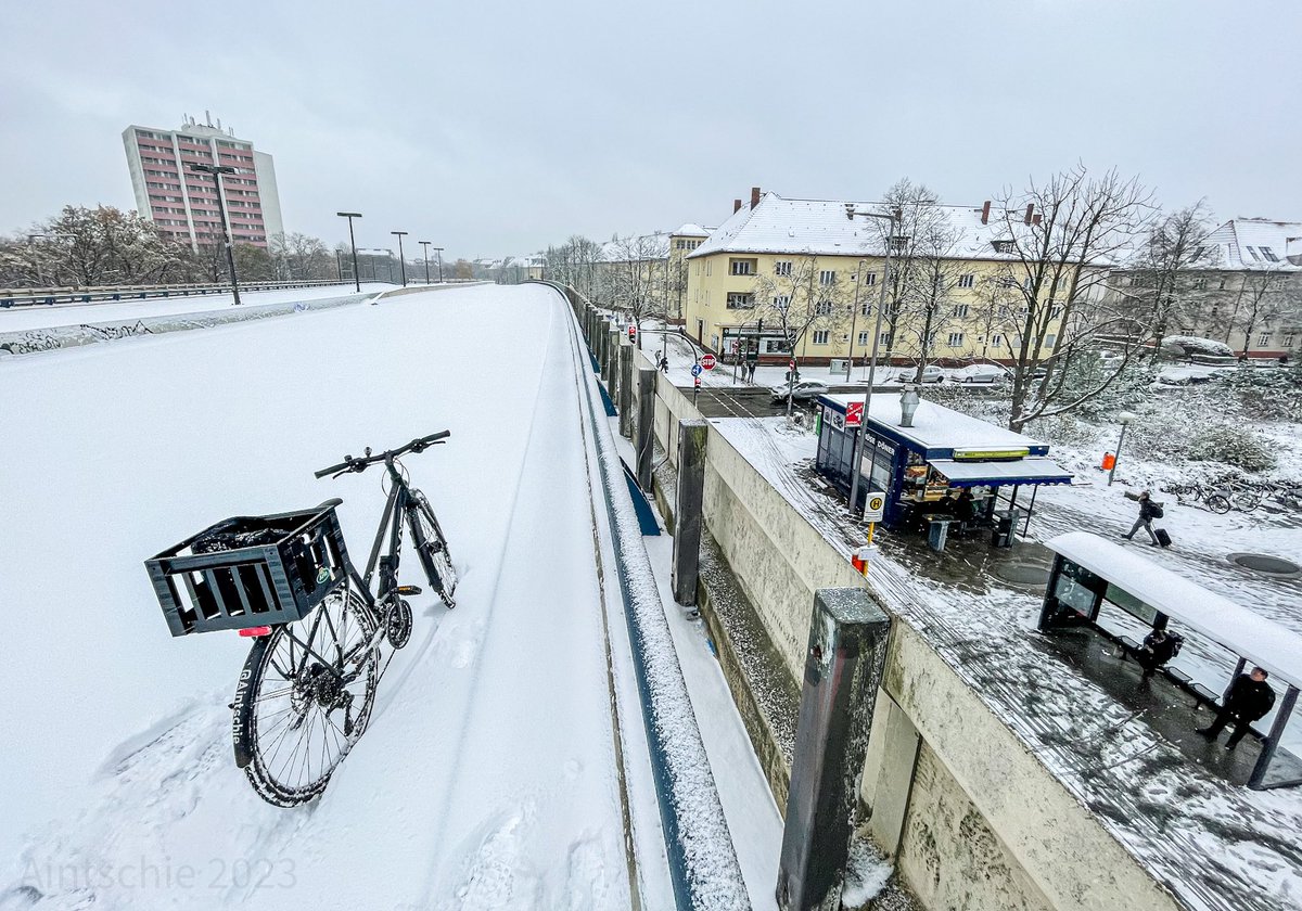 Aintschie's tweet photo. Ist das nicht herrlich, wenn quasi vor der Tür eine Winter-Versuchsstrecke für das Fahrrad liegt? Standesgemäß #firsttracks ziehen und mal das Fahrverhalten testen. #powpow
Kommt vorbei am und über dem Breitenbachplatz, gibt Weihnachtsbäume aber keinen Glühwein 😁 #Winterrad https://t.co/wm2cJ1E3sI