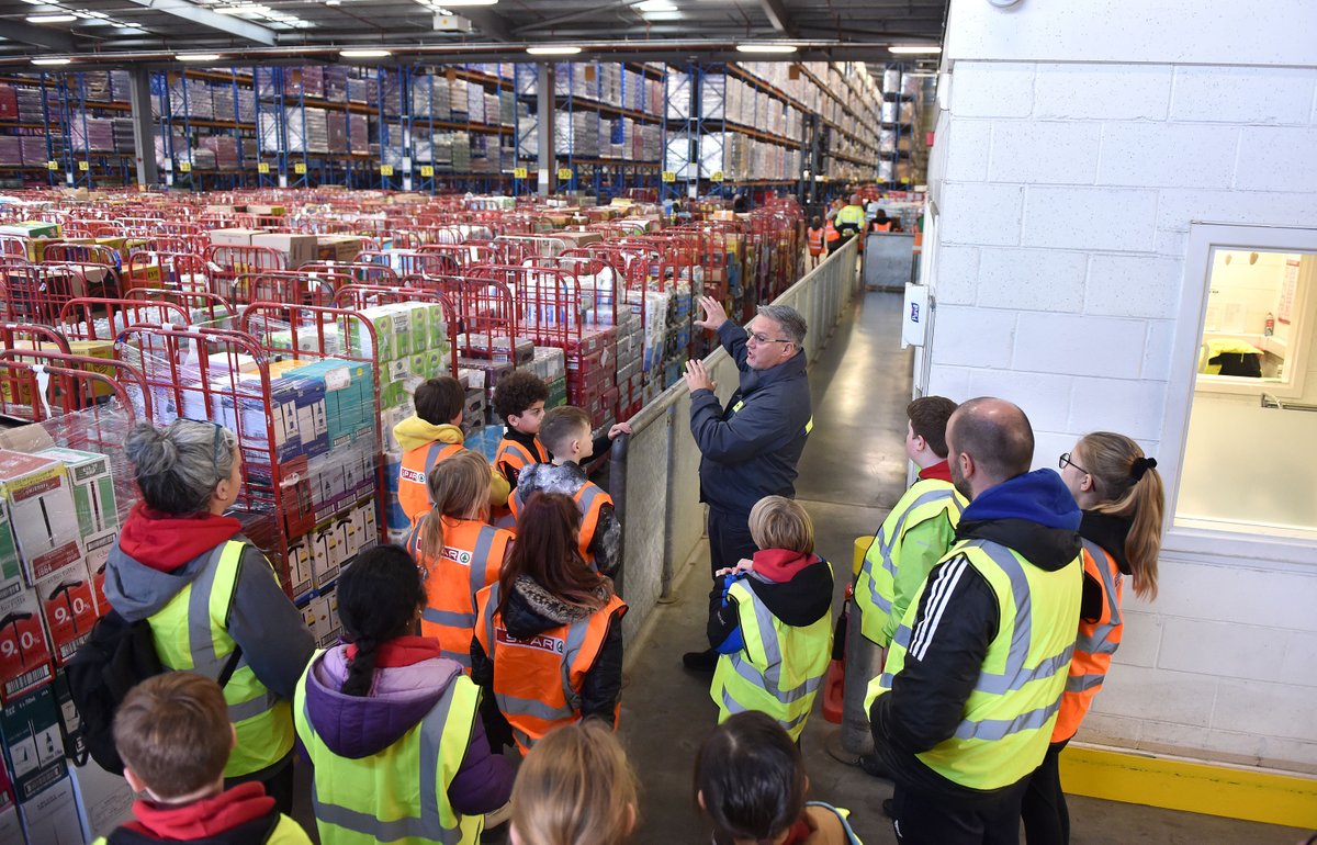 🏅Team GB Olympian @HollyBradshawPV recently launched the @LancSchoolGames, where she inspired schoolchildren with her achievements The event took place at @SPARNorthEng, and children were able to go on a tour of the distribution centre ➡️Read more: loom.ly/_n5yyNs