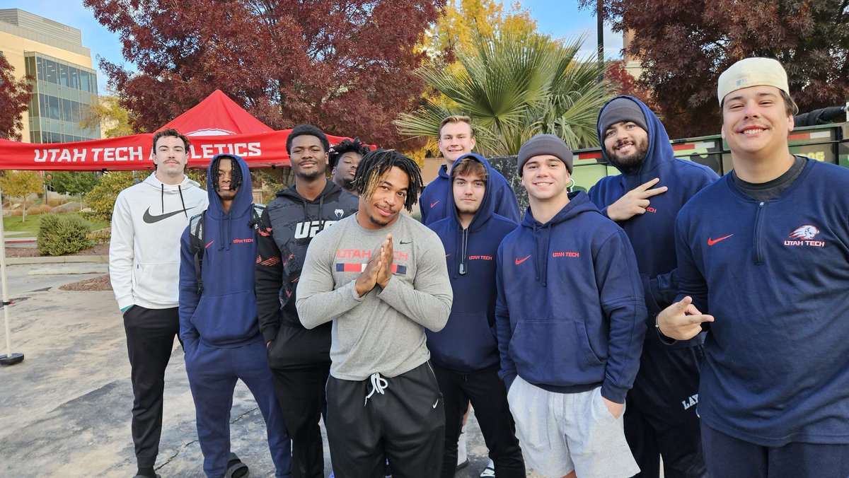RodZundel's tweet photo. @UtahTechFB is here!
@UtahTech_Sports fill the food pantry now til 6pm
@utahtechu lighting at 5pm
Come say 👋 https://t.co/2Omh5nliBp