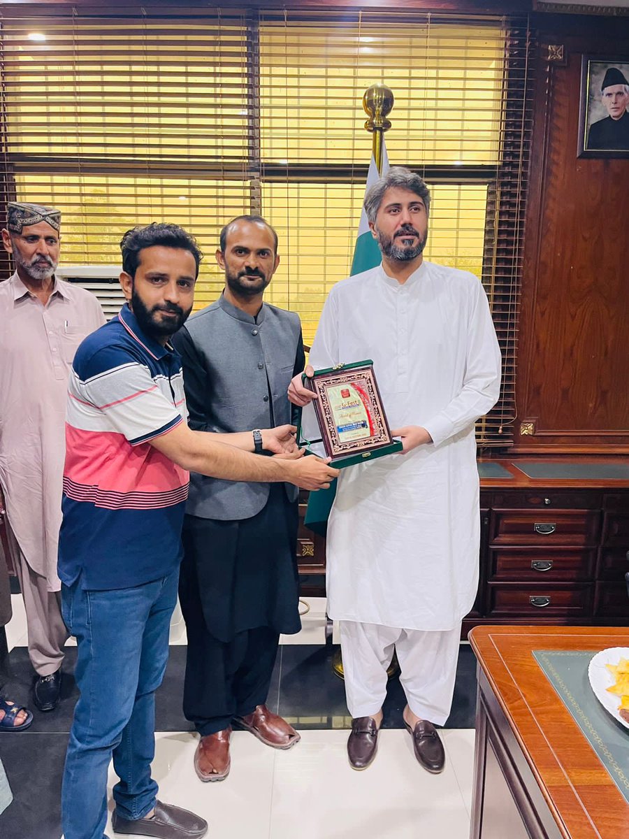 GhotkiFestival's tweet photo. #GhotkiFestival team presented a Wheat straw portrait &amp; Souvenir to Honorable @BangulKhanMahar for his generous contribution in organizing Ghotki Festival. https://t.co/0SKztRULv0