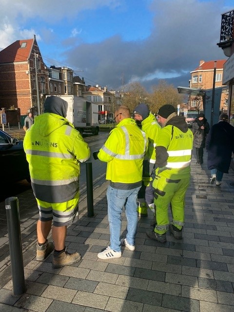 dimitristrobbe's tweet photo. Vive la place Reine Astrid aka #Miroir et ses célèbres #potelets! Voor onze vrienden van #Jette, verbeteren we momenteel de toegang tot het plein, ism de Gemeente. Sommige paaltjes verdwijnen, veel uitneembare worden vast, etc. Gelukkig een #topteam om dat allemaal te fixen! 🤘 https://t.co/dsQkcDlydm