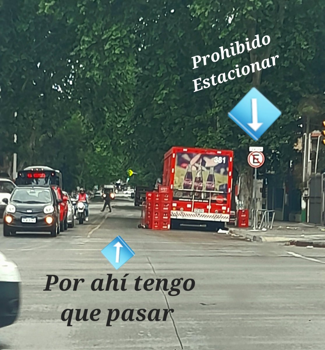 San Martin y Bvar. Artigas 11:45 de hoy, la Coca Cola descargando para el 24 horas de la esquina estacionado en lugar prohibido y peligroso y además usando la calzada.
Todavía se enojan si les decís algo...