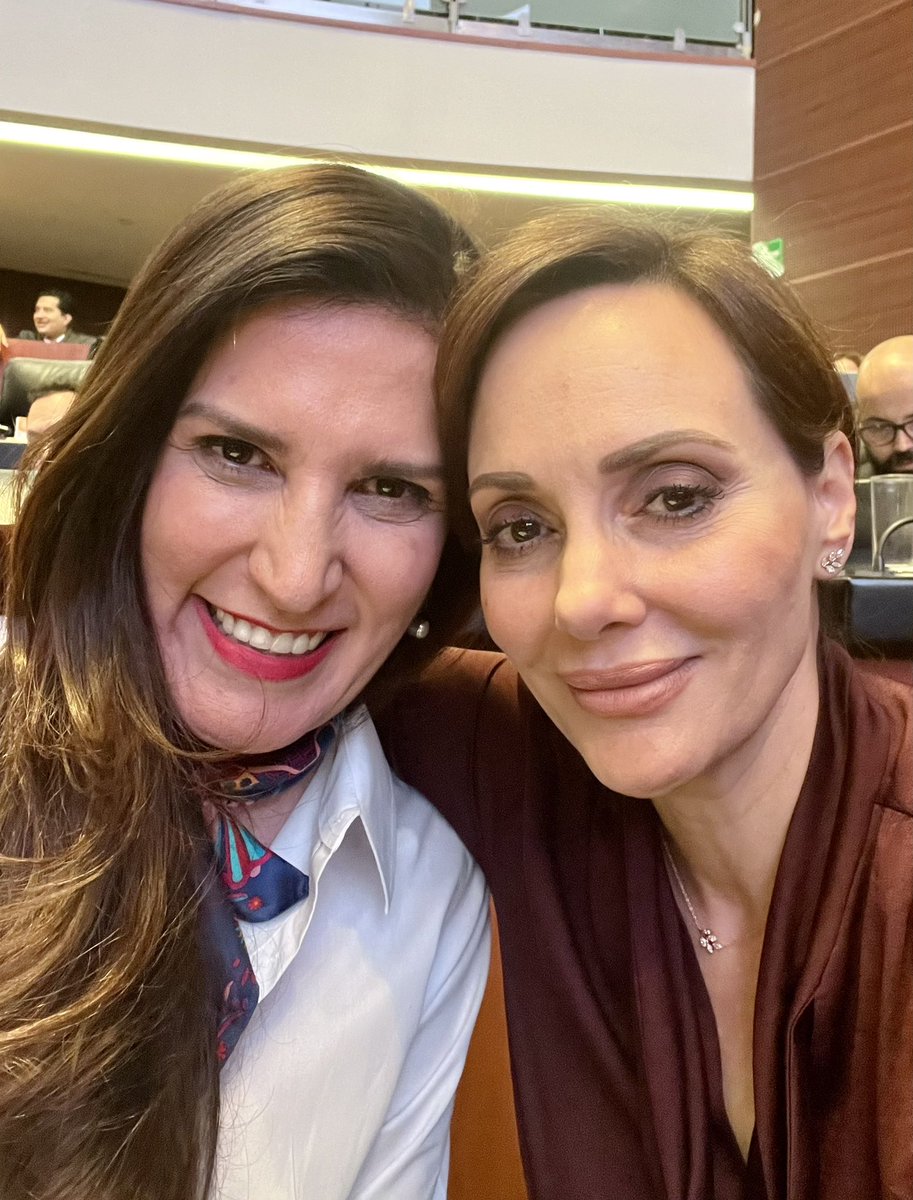 LillyTellez's tweet photo. Amanecí triste 🥹
Hoy es el último día en el senado de @kenialopezr  
La senadora es una mujer inteligente, comprometida, experta en el proceso legislativo y de gran calidad humana.
Mi compañera de escaño, un honor compartir la defensa de la Patria. Te extrañaré querida amiga 😥 https://t.co/7S6iMX3yPr