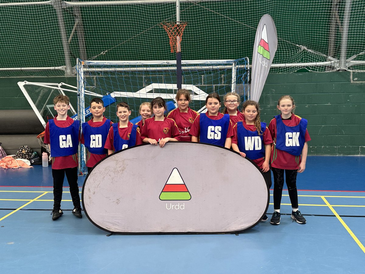 Cafodd tîm ffederasiwn Llechyfedach a’r Tymbl diwrnod arbennig heddiw yn nghystadleuaeth pêl-rwyd Urdd Gobaith Cymru. Yn anffodus ar ôl ennill y grŵp collodd y tîm i Ysgol Nantgaredig yn y rownd gyn-derfynol. Da iawn chi!
<a href="/UrddMyrddin/">Urdd Myrddin</a> <a href="/YsgLlechyfedach/">Ysgol Llechyfedach</a>