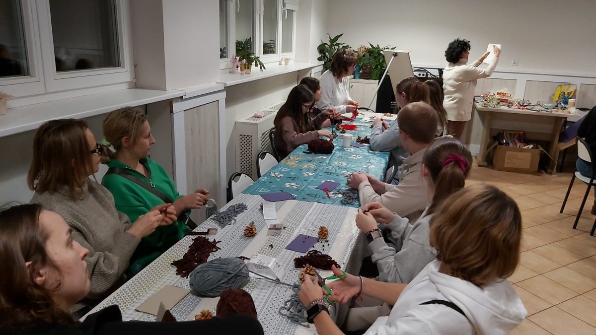 CaritasSzczecin's tweet image. Szyszki, rolka papieru i włóczka - tyle wystarczy, żeby wyczarować "Ekologiczne prezenty od serca". Wolontariusze Caritas  wzięli udział w warsztatach realizowanych w ramach Programu Społecznik. Program zainicjowany przez @OGeblewicz  
#Społecznik #karr #dobrajestwiecej #laudatos