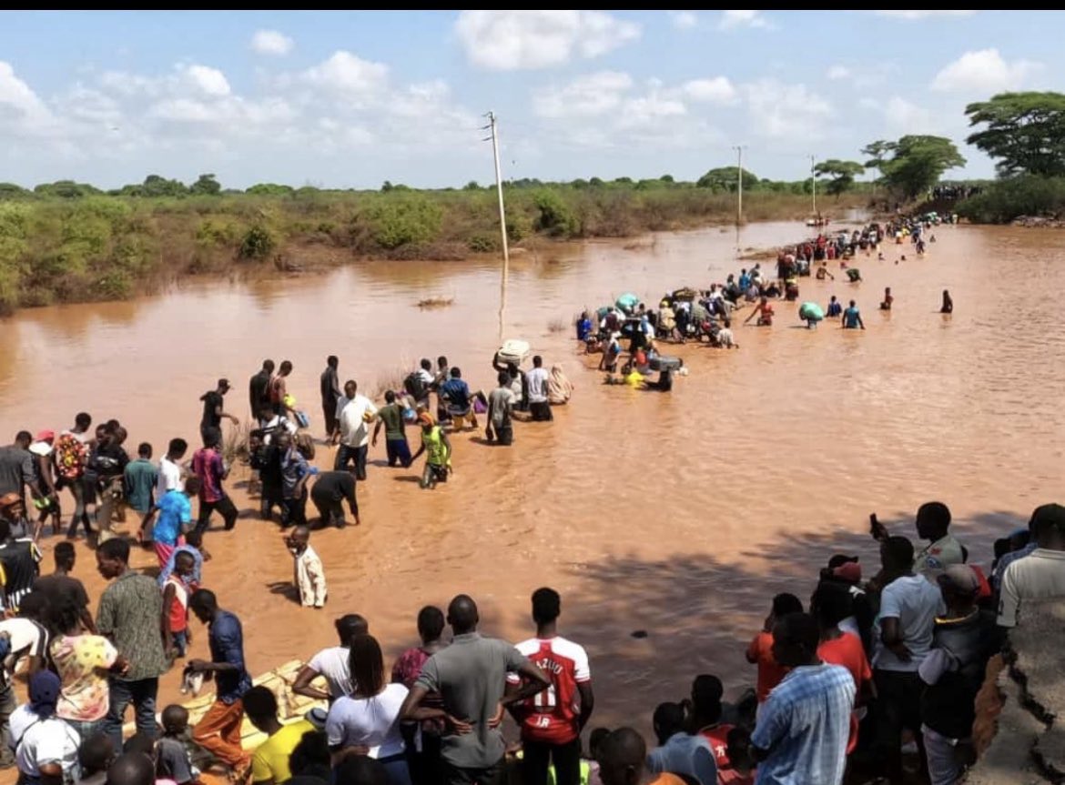 MaalimAbdisalam's tweet photo. Garissa residents deserve better than risking their lives due to poor road conditions. @KeNHAKenya @kipmurkomen, it's time for accountable and swift action to address the deplorable state of the Garissa - Madogo Road. #InfrastructureAccountability https://t.co/Yna4uvVCeI