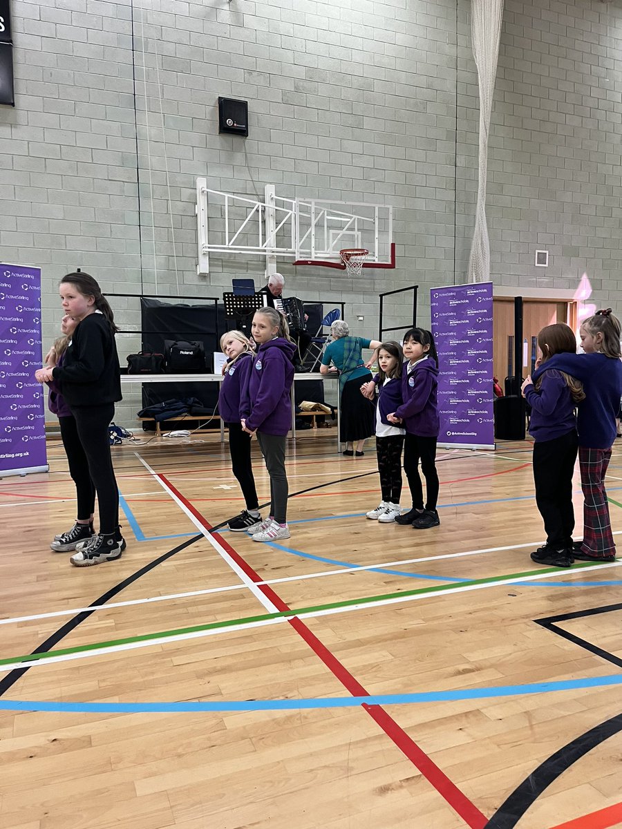 P4 & P6 @Raploch_Primary were all ready to demonstrate @activestirling1 @ActiveSchoolStg Country Dance Festival @thepeakstirling today! Great fun and some fab Dancing 💃🏻🕺🏻 #festival #dance #PEPAS