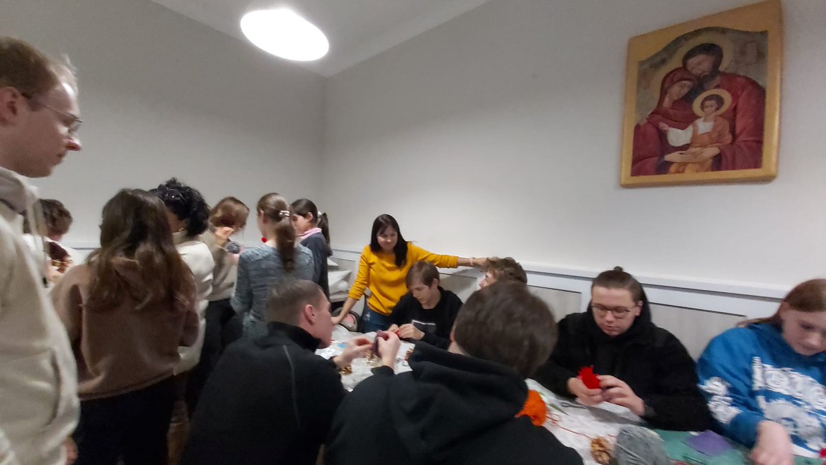 CaritasSzczecin's tweet image. Szyszki, rolka papieru i włóczka - tyle wystarczy, żeby wyczarować "Ekologiczne prezenty od serca". Wolontariusze Caritas  wzięli udział w warsztatach realizowanych w ramach Programu Społecznik. Program zainicjowany przez @OGeblewicz  
#Społecznik #karr #dobrajestwiecej #laudatos