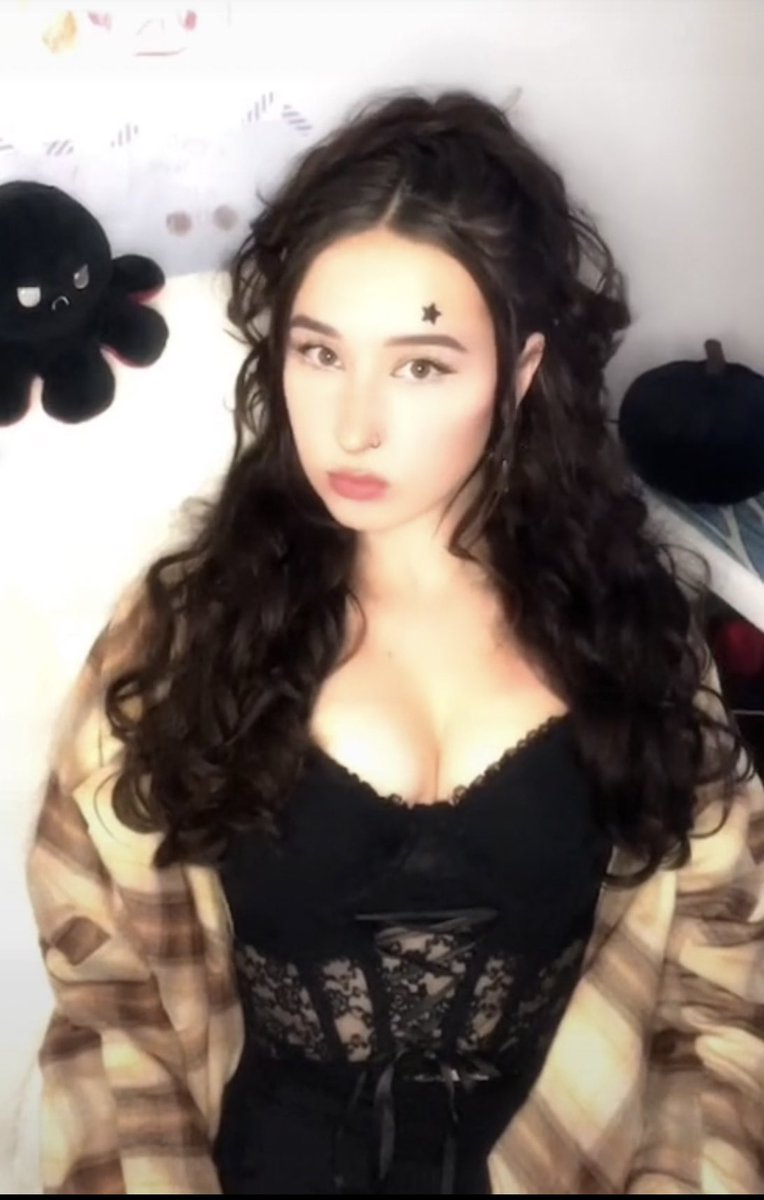 5piice's tweet photo. 🕸️🕷️ 𝔜𝔬𝔲𝔯 𝔣𝔞𝔳 𝔤𝔬𝔱𝔥 𝔤𝔦𝔯𝔩 🕷️🕸️
“What can I say, I missed wearing black.” 
 #gothgirl #mtvdowntown https://t.co/uiVYQoeVkN