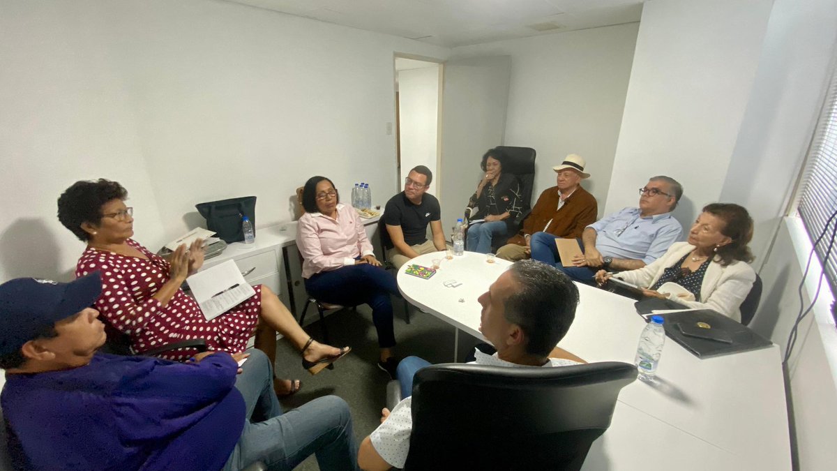 Hoy en reunión de trabajo con las 8 secretarías administrativas que integran la dirección Nacional de <a href="/ADemocratica/">Acción Democrática</a>. Escuchándonos, y en sano debate para avanzar por los intereses de la unidad y nuestro país. #RecorriendoVenezuela