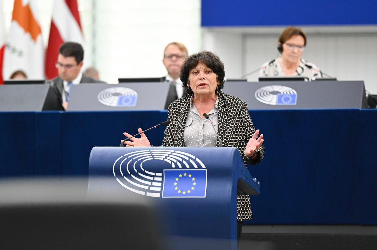 Michèle Rivasi nous a quitté ce matin. 

Comme tant d'écologistes, comme tant de drômois-es, je suis anéantie de cette nouvelle. Lanceuse d'alerte, elle était un modèle de détermination face aux plus puissants.  

Nous l'aimions tant. 
Merci Michèle de nous avoir tant appris.