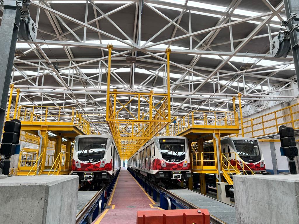 ¡Emocionada por la inauguración del <a href="/MetrodeQuito/">Metro de Quito</a>! Este logro no solo mejora la movilidad, sino que también avanza en la reducción de pobreza y combate al cambio climático. Agradecimientos a nuestro increíble equipo. ¡Juntos construimos un futuro más sostenible! 🚇🌱 #ODS