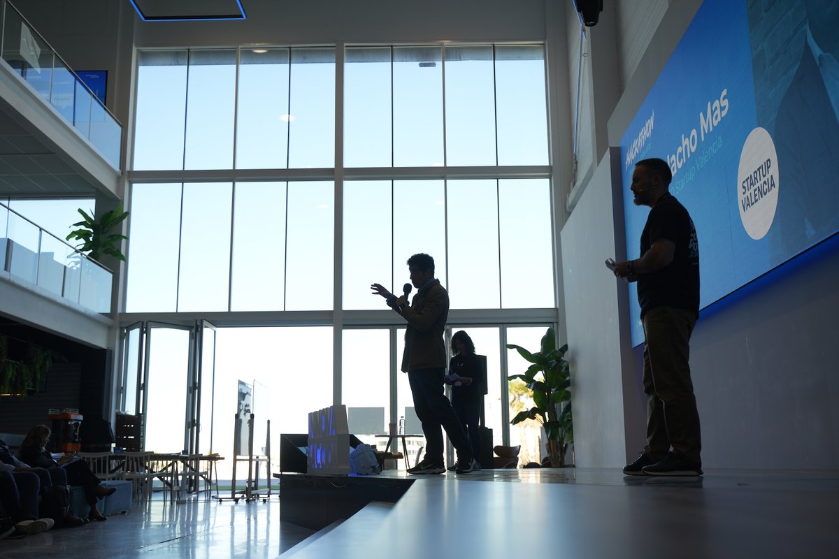 Startup_VLC's tweet photo. 🔛 El viernes pasado @innovayaccion celebró su #HackathonInnova2023
Un evento, que contó con la participación de @nacho_mas, CEO en Startup Valencia, y que congregó a más de 70 participantes y 7 empresas retadoras durante 24 horas llenas de #innovación 🚀
¡Fue un placer acompañaros y ser testigos una vez más de todo el talento que hay en #Valencia! 🤩