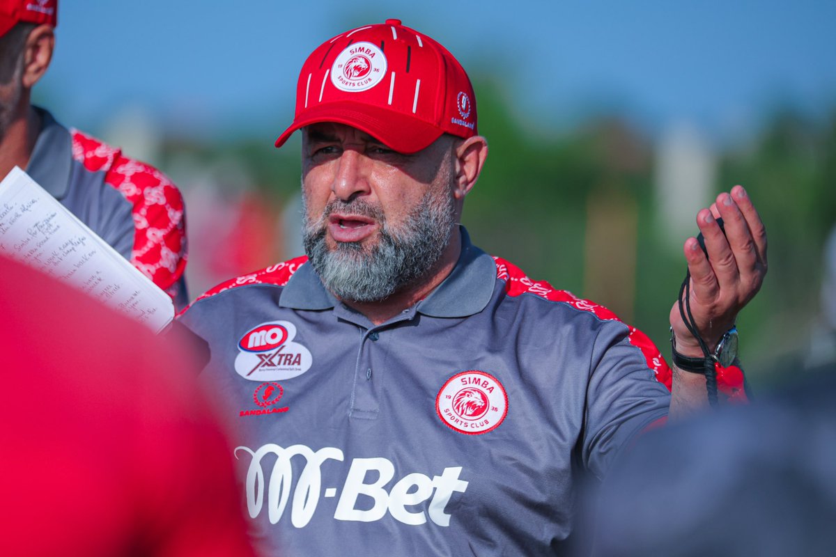 SimbaSCTanzania's tweet photo. Makocha wapya, kocha mkuu Abdelhak Benchikha, kocha msaidizi Farid Zemiti na kocha wa viungo Kamal Boudjenane wametembelea mazoezi ya timu ambayo yanafanyika Mo Simba Arena. #WenyeNchi #NguvuMoja https://t.co/kUqolBitir