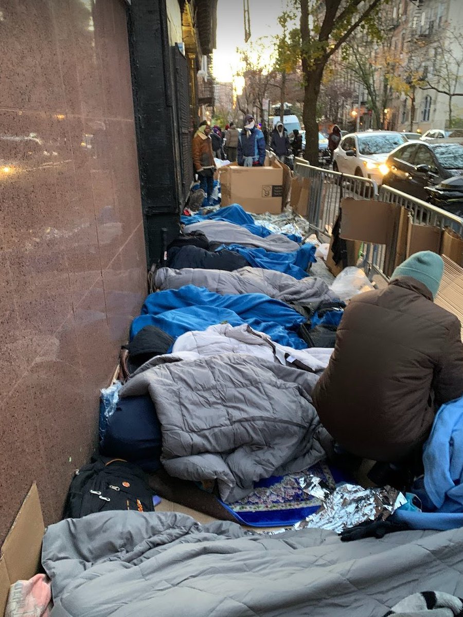 Here's pic from @LegalAidNYC this morning, with 100+ who had started lining up in pre-dawn hours and some sleeping overnight, which they and @NYHomeless called it, 'an egregious breach of the City’s legal and moral obligation to provide shelter in a timely fashion.'