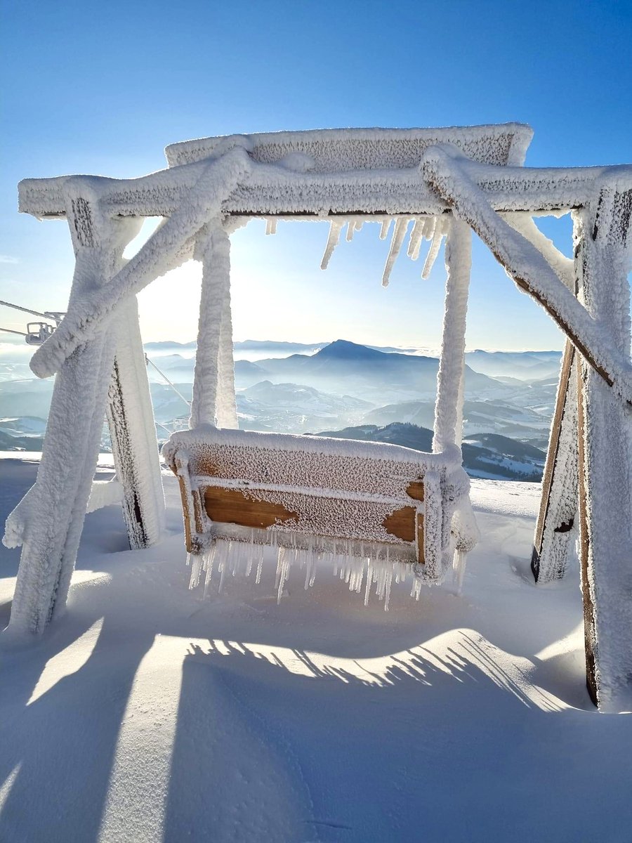 ThisIsSlovakia_'s tweet photo. Today, @Kubinska_hola dazzles under the sun, its #frozen beauty glistening in the brilliant light. ❄️☀️#ThisIsSlovakia 🇸🇰#WinterWonderland #VisitSlovakia #Skiing #snow #today #cold #ice #winter https://t.co/gavSPwqD6w