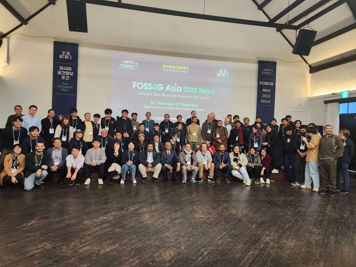 EbnSultan's tweet image. #كوريا #البرامج_الحرة  #FOSS4G2023 #OSGeo
يشارك الآن م. الاستشعار عن بعد الاستشاري بمؤتمر برامج البيانات المكانية الحرة المنعقدبالمركز الحضاري والمعماري لمجلس آمانة مدينة سيؤل بكوريا
تهتم الدول بهذةالبرامج لأنها تنهي إحتكار البرامج المغلقة وتقلل تكلفتها وتطور قدرةالكفاءات الوطنية