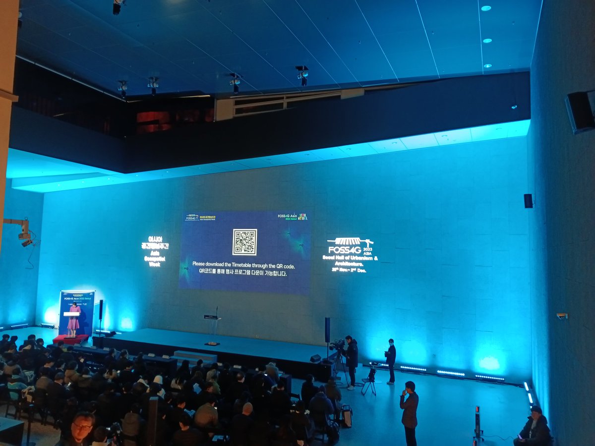 EbnSultan's tweet image. #كوريا #البرامج_الحرة  #FOSS4G2023 #OSGeo
يشارك الآن م. الاستشعار عن بعد الاستشاري بمؤتمر برامج البيانات المكانية الحرة المنعقدبالمركز الحضاري والمعماري لمجلس آمانة مدينة سيؤل بكوريا
تهتم الدول بهذةالبرامج لأنها تنهي إحتكار البرامج المغلقة وتقلل تكلفتها وتطور قدرةالكفاءات الوطنية