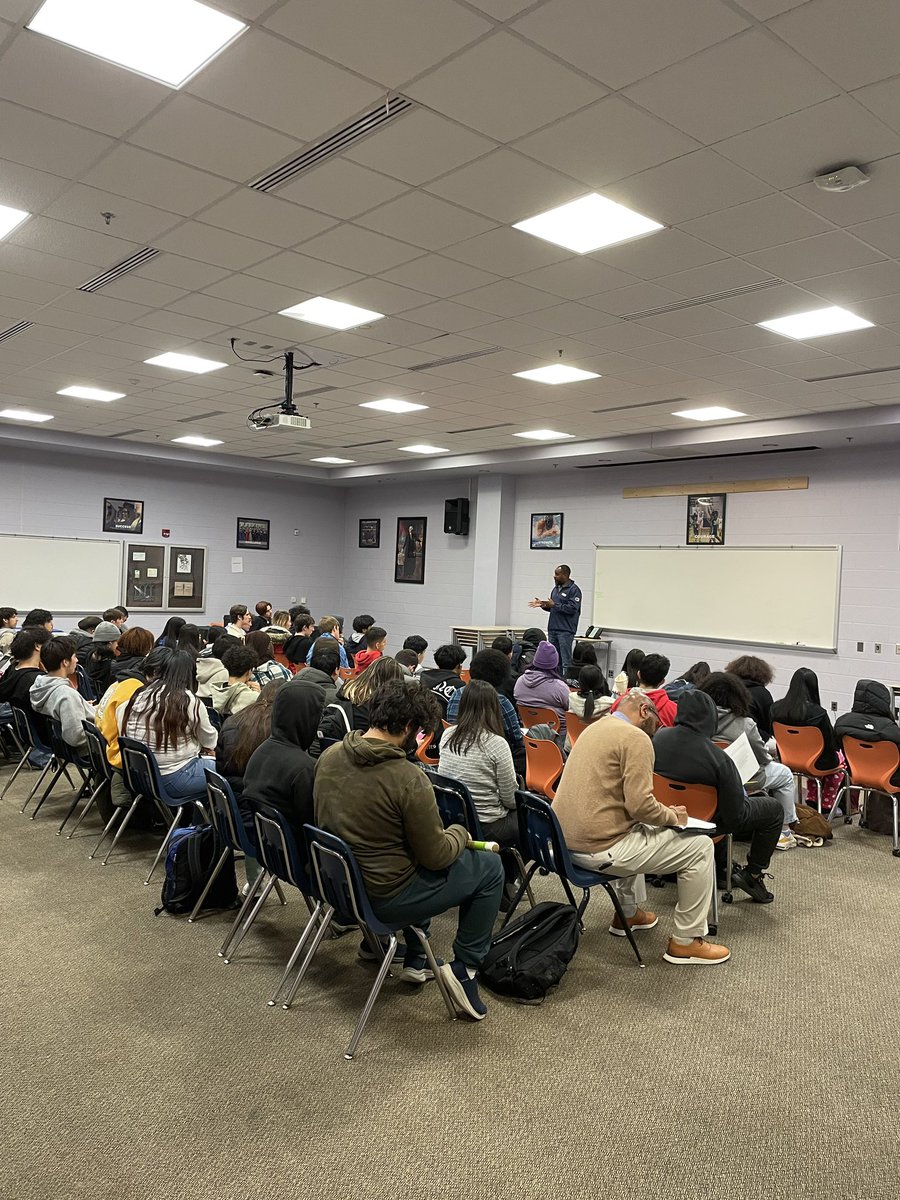 WLHSCounseling's tweet photo. We’ve got a full house for our Post-Secondary Options Fair! 
Amazing turnout for students to hear from @DOLJobCorps @YearUp @CityYear and trades apprenticeships! Thank you to the wonderful presenters! https://t.co/rtC5eCVuCU
