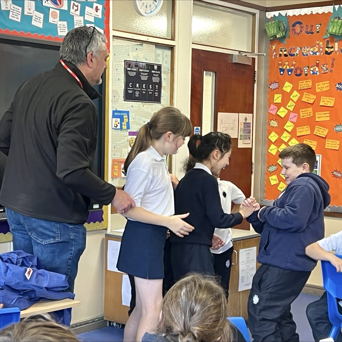 simondocvet's tweet photo. Many thanks to @AllertonFergus for sharing his draft ‘script’ for a #WAAW2023 visit to a primary school with fellow Fellows of @theRCVS - I had a blast visiting P5 at @mcbfullerton to talk about #VetCareers #AMR #OneHealth #HandHygiene &amp; the #AntibioticAmnesty 2023 🌍💊 https://t.co/8dutmjvIkC