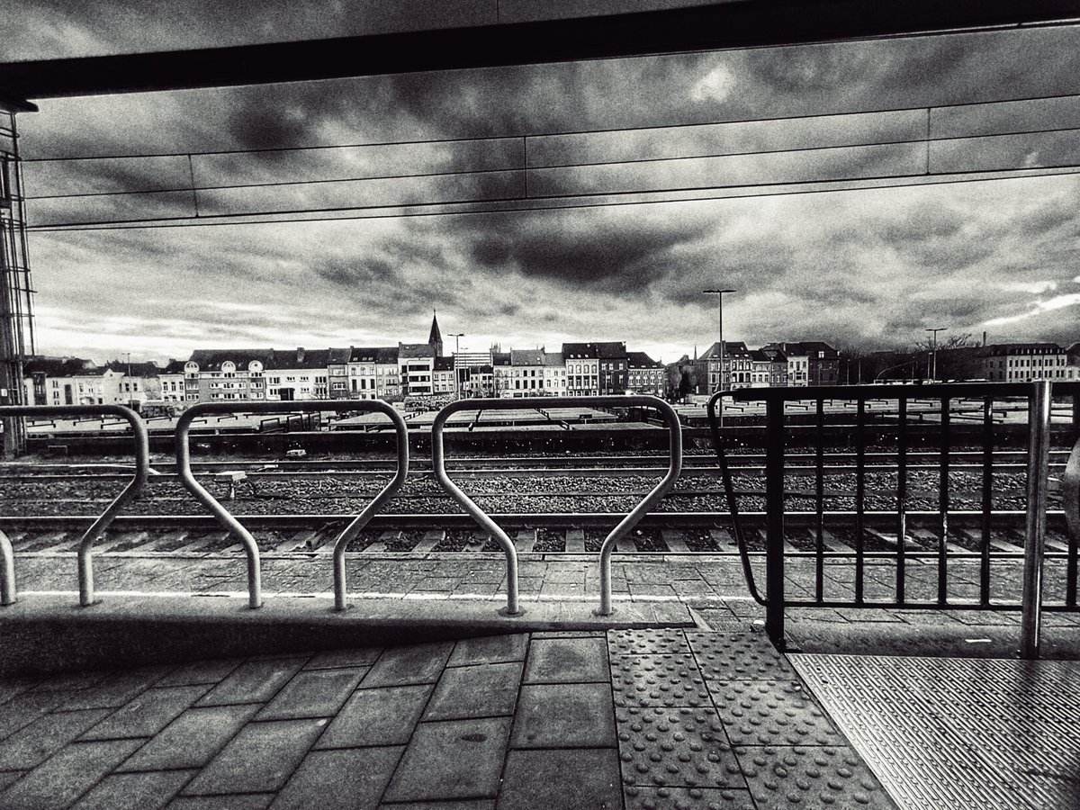 dex_aie's tweet photo. The station
#Drama #dramaticphotography
#dramatic #blackandwhitephotography #blackandwhitephoto #blackandwhite #trainstation #Gent #dampoort #phonephoto https://t.co/6hLZC3wGJJ
