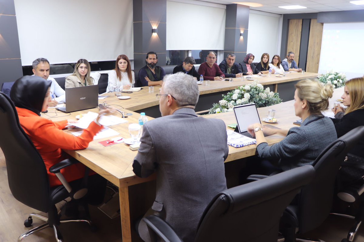 MersinMEM's tweet photo. İl Milli Eğitim Müdürümüz Sayın Fazilet DURMUŞ, Müdürlüğümüz ARGE birimi ile değerlendirme toplantısı yaptı. Toplantıda AR-GE biriminde görevli öğretmenlerimiz ve AR-GE’den sorumlu Şube Müdürü Sayın Çağatay ÇETİN de hazır bulundu. #iyikimersindeöğretmenim https://t.co/6CzwMdCC7s