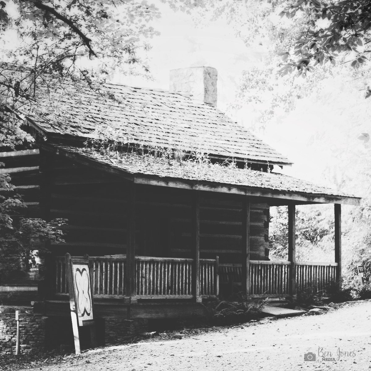 BenJonesMedia1's tweet photo. Life is simpler in a cabin, where the essentials take center stage.
#cabin #cabinlife #photooftheday #photography #picoftheday #photo #photographer #scbg #scbotgarden #clemson @scbotgarden @clemsonuniversity https://t.co/oBZoVCJISO