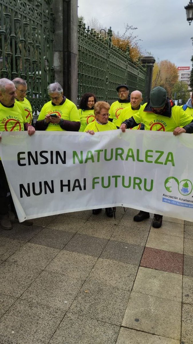 XRAsturies's tweet photo. Apoyamos hoy a la Asociación del Valle de Paredes en su protesta frente a la Junta General y el @GobAsturias
 
Ni un eólico más en manos del oligopolio!
Y menos si no se permite la participación ciudadana efectiva en la planificación de su ubicación y objetivos.

#EnergiaPublica https://t.co/XJ7454Tub5