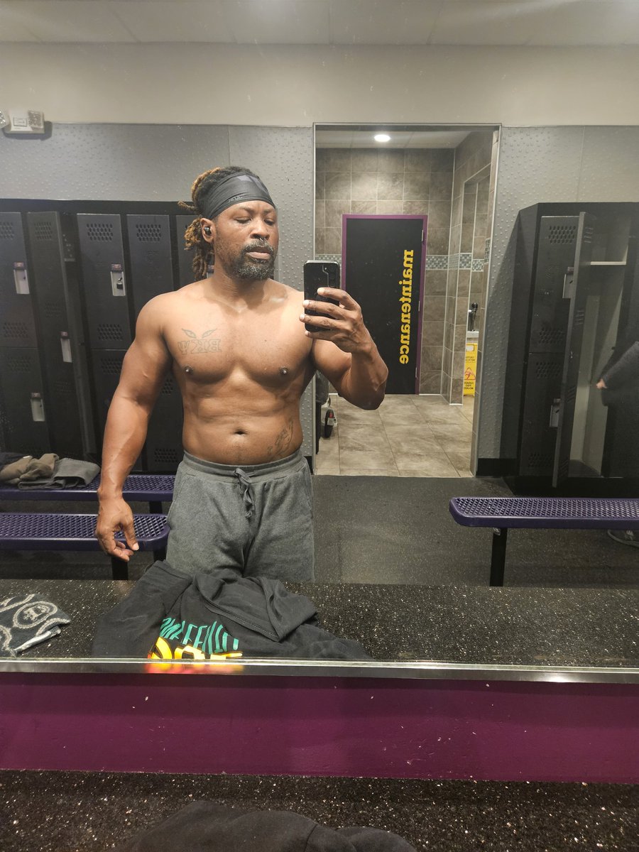 82Locd's tweet photo. Happy Hump day!! Make sure to get that workout in!! #WednesdayMotivation #wedothework #iam1stphorm https://t.co/UiHtMF6RgN