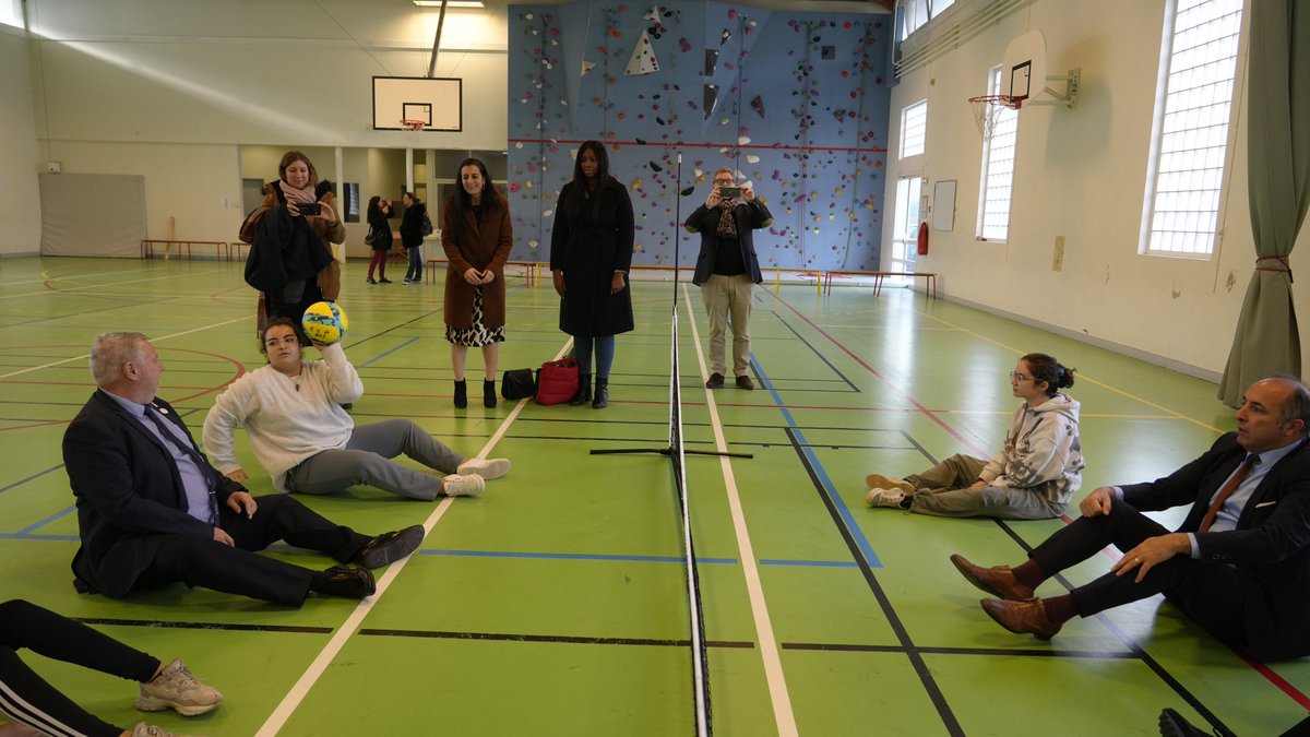 Prefet94's tweet image. #JDEC23 👟| 

Naaïma Méjani, sous-préfète de Créteil, participait aujourd'hui à différentes actions ⤵️

💪 Muscle ton avenir !
Ateliers participatifs et présentation des métiers du para sport, de la santé, du handicap📍au collège F. Flagon #Valenton aux collégiens de classe de 3è