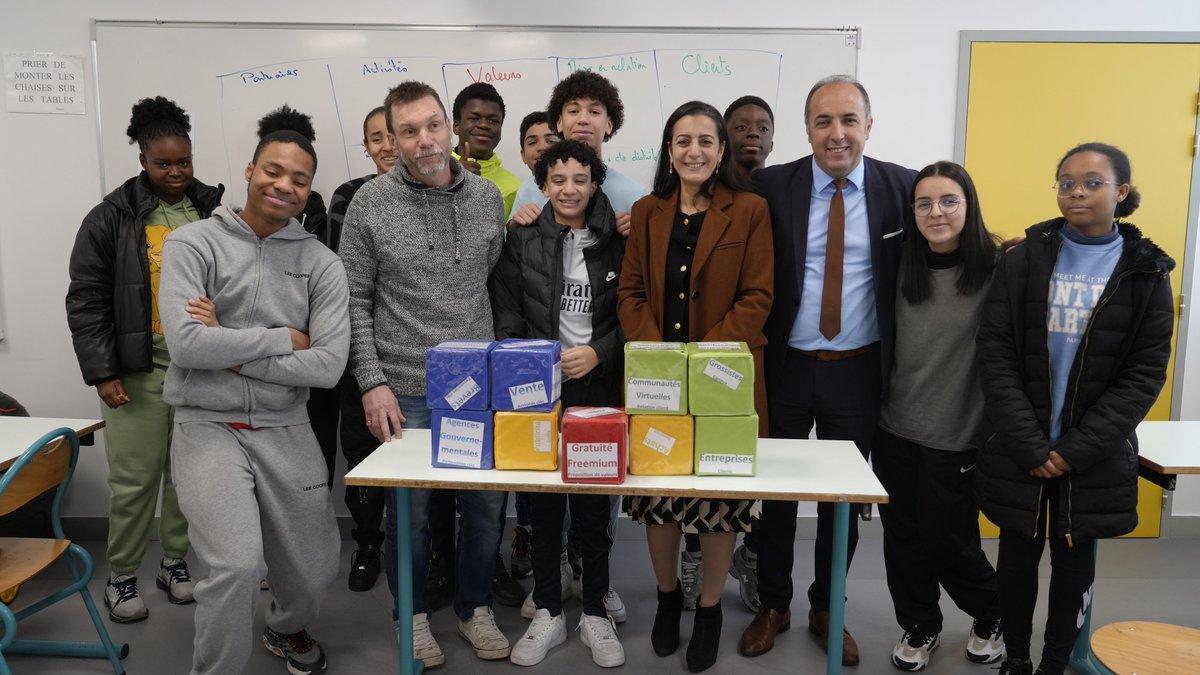 Prefet94's tweet image. #JDEC23 👟| 

Naaïma Méjani, sous-préfète de Créteil, participait aujourd'hui à différentes actions ⤵️

💪 Muscle ton avenir !
Ateliers participatifs et présentation des métiers du para sport, de la santé, du handicap📍au collège F. Flagon #Valenton aux collégiens de classe de 3è