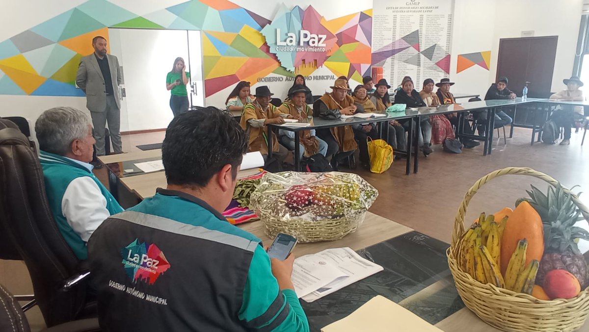 AlcaldiaLPZ's tweet photo. Tras una reunión con dirigentes de la #Subcentral de #Chiviraqui de #Valle de #Zongo, el martes, el alcalde #IvánArias firmó una carta dirigida al gobernador de #LaPaz, #SantosQuispe, solicitándole una audiencia para coordinar la conclusión de la carretera #Huaji-#ZongoChoro. https://t.co/gxZgOzUcTy