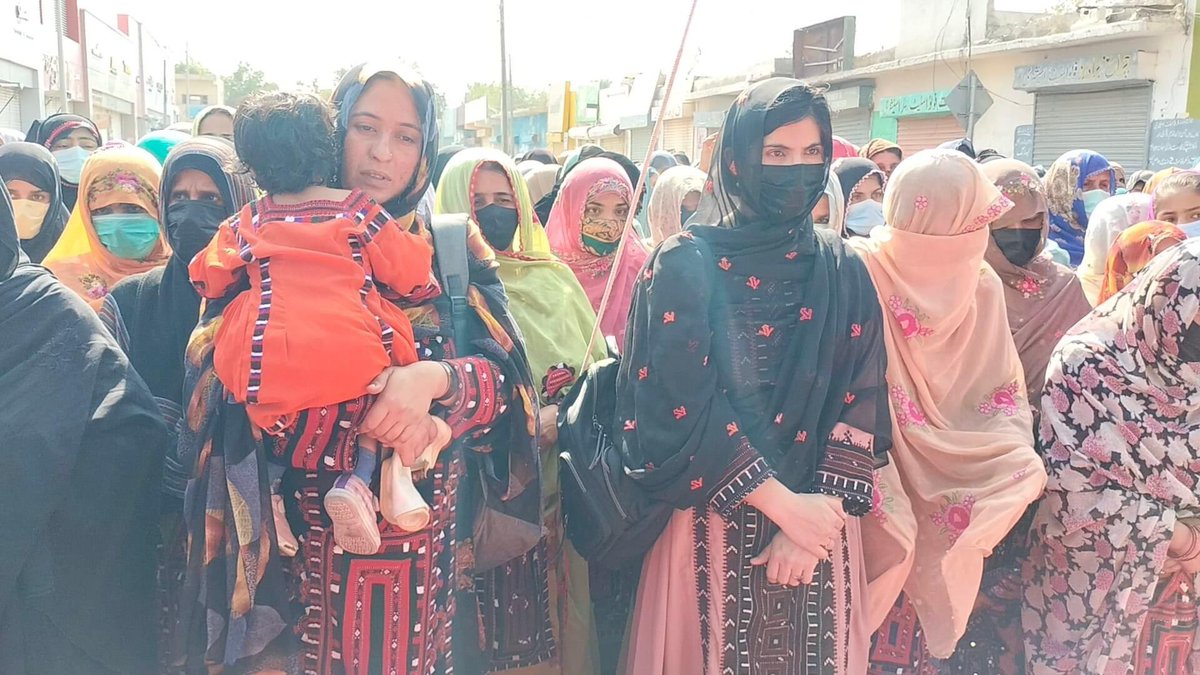 GhaffarNazar's tweet photo. اے جنگ مارا ھور کنت
اے جنگ مارا بھر کنت
اے جنگ داں قیامت ءَ
ھمے وڑ ءَ روان کنت

سمّی دین، سیمہ https://t.co/VevViibQhv