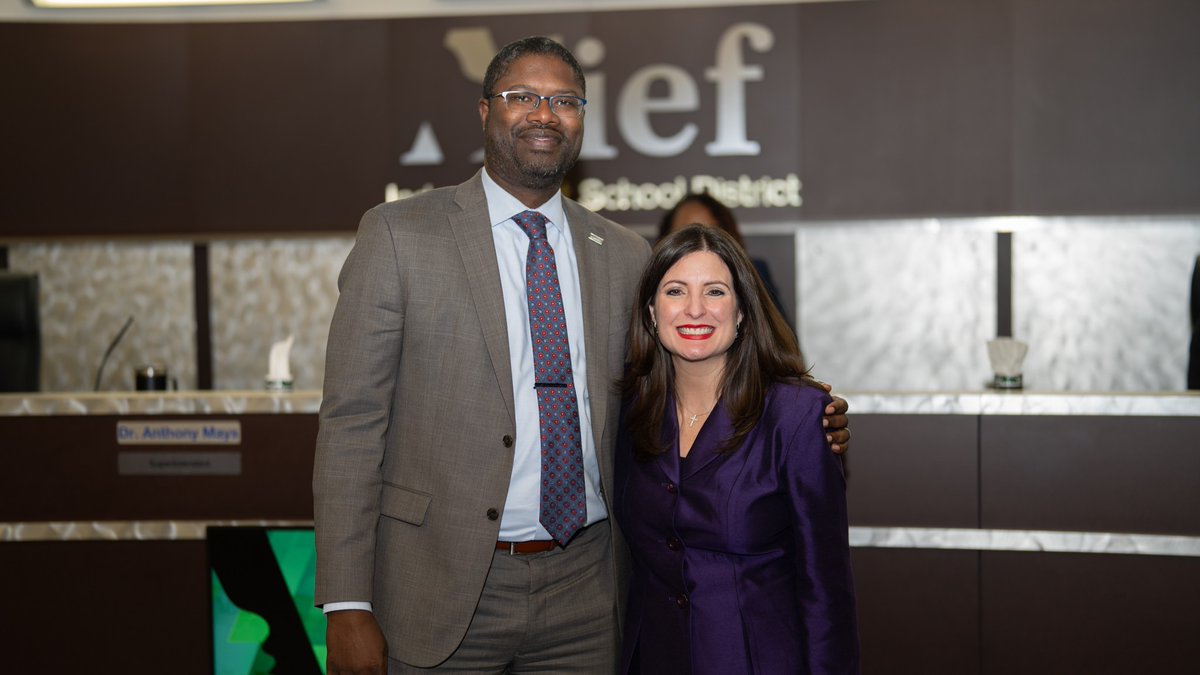 HCPrecinct4's tweet image. Commissioner @LesleyBrionesTX was honored to administer the oath of office to @AliefISD Trustees Ann Williams and Enrique "Rick" Moreno. 
👏 Congratulations to these dedicated leaders on their commitment to education and public service!  
#AliefISD #OathOfOffice #HCPrecinct4